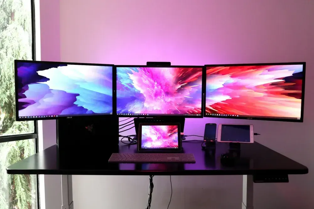 Multiple screens on desk by Jorge Ramirez
